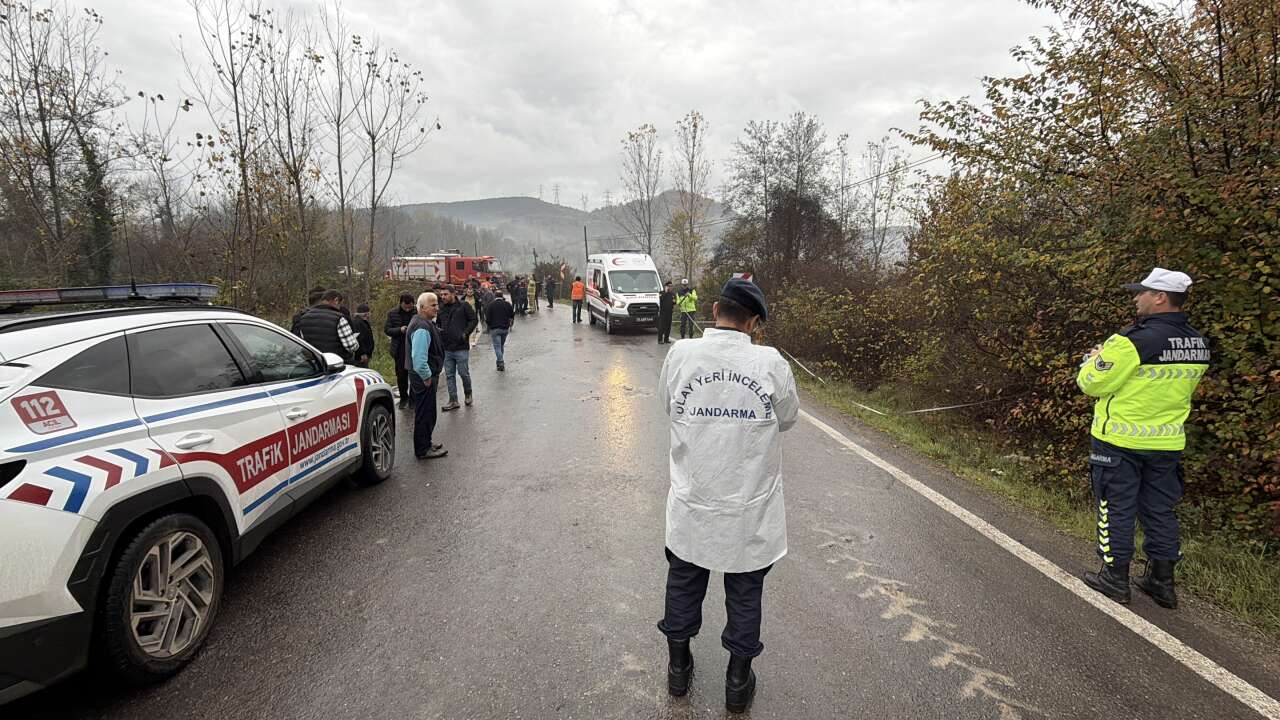 Dereye uçan araçtaki karı koca boğularak can verdi 6